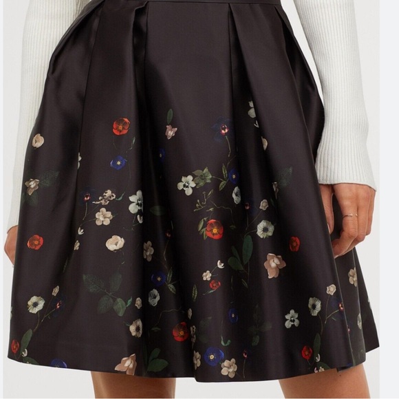 H&M Satin Circle Skirt in Black with Floral Print, Size 6 - Picture 4 of 9